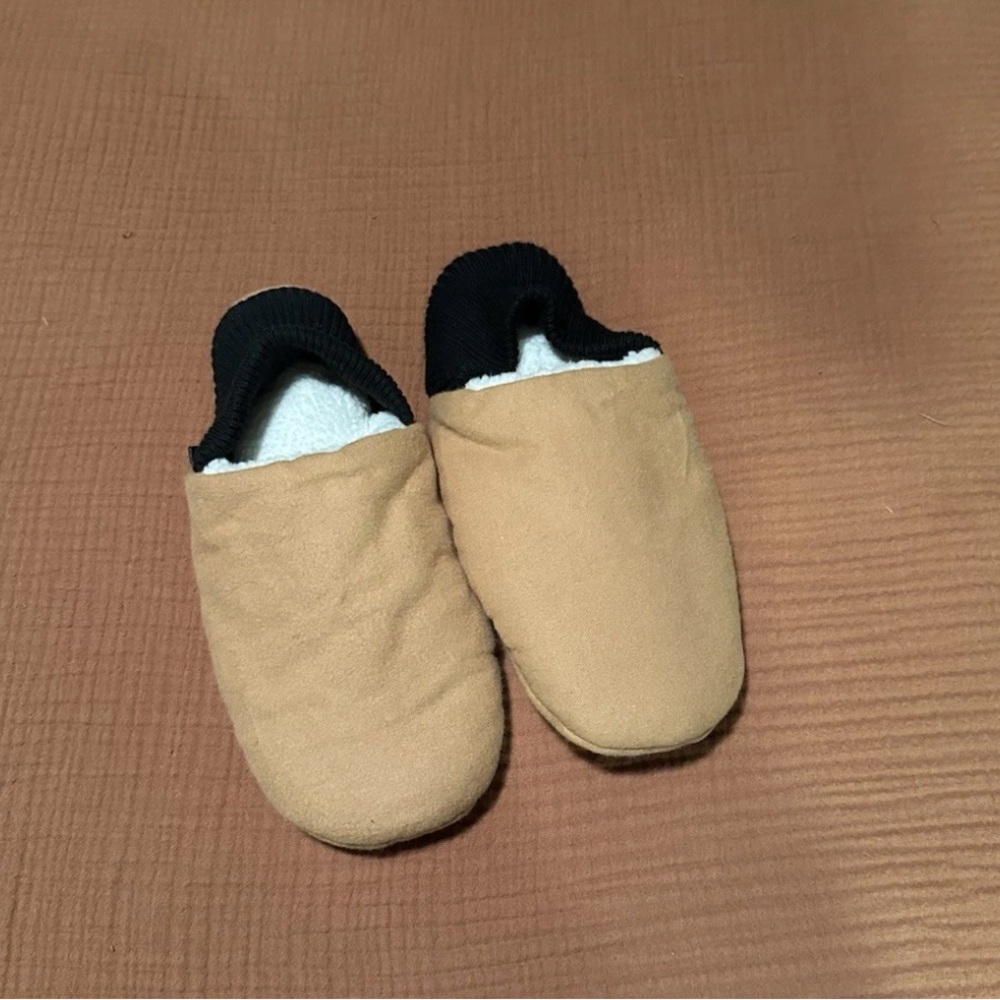 Women's nwot KoloTan and Black Slippers